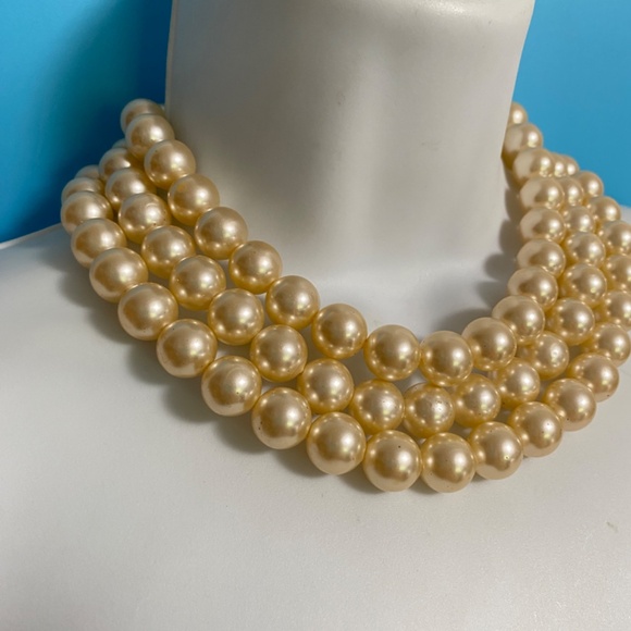 Vintage Chunky Pearls Triple Strand Necklace Gold Tone Granny Core Choker - Picture 7 of 11